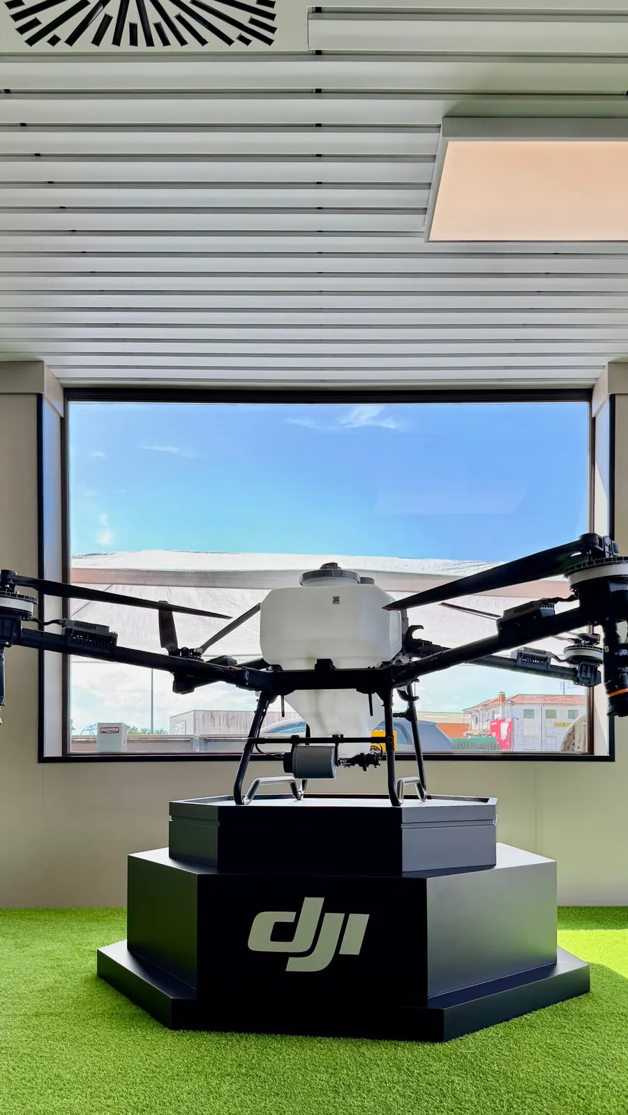 Dron DJI Agras expuesto en el showroom de Takeoff en Benavente